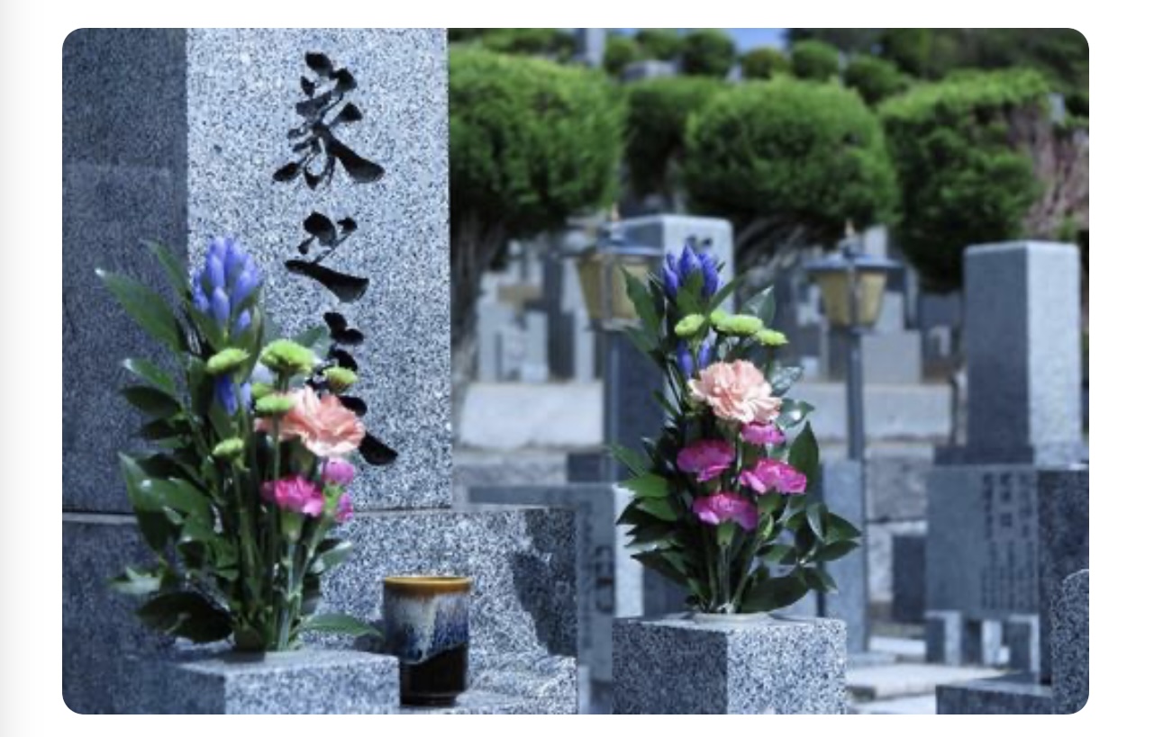 墓石に一切傷を付けない、優しい作業を心がけております！の写真